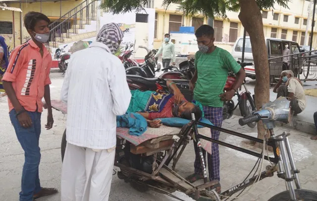 बरेली: चार घंटे तक ठेले पर दर्द से कराहती रही महिला, नहीं मिला उपचार