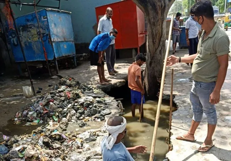 बरेली: बारिश ने नाला सफाई अभियान को दिया झटका, निकाला गया मलबा फिर नाले में पहुंचा