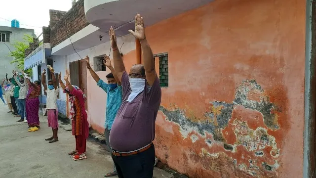 बरेली: कोटेदार की अनोखी पहल- राशन लेने आए कार्डधारकों से कराया योग
