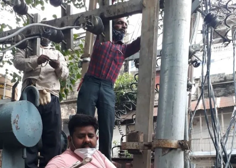 बरेली: तेज आंधी और बारिश से आधे शहर बिजली हुई गुल