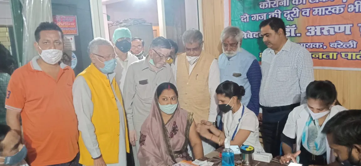 बरेली: केंद्रीय मंत्री संतोष गंगवार बोले- कोरोना से लड़ने के लिए सभी को टीका लगवाना जरूरी