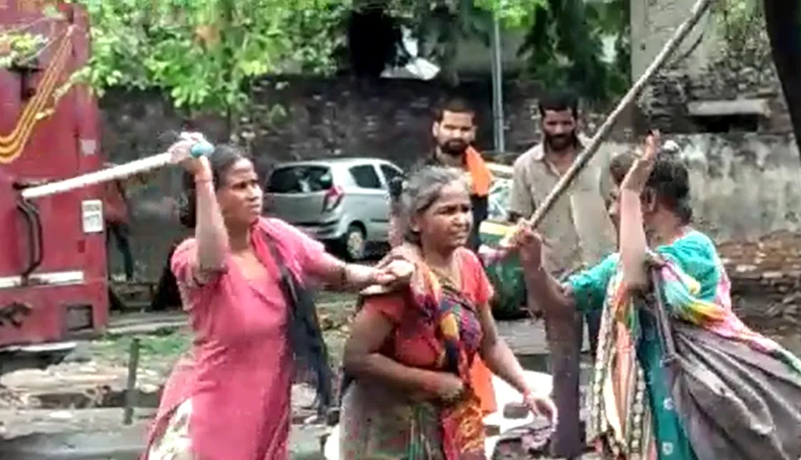 बरेली: जंक्शन पर महिलाओं के बीच चले लाठी डंडे