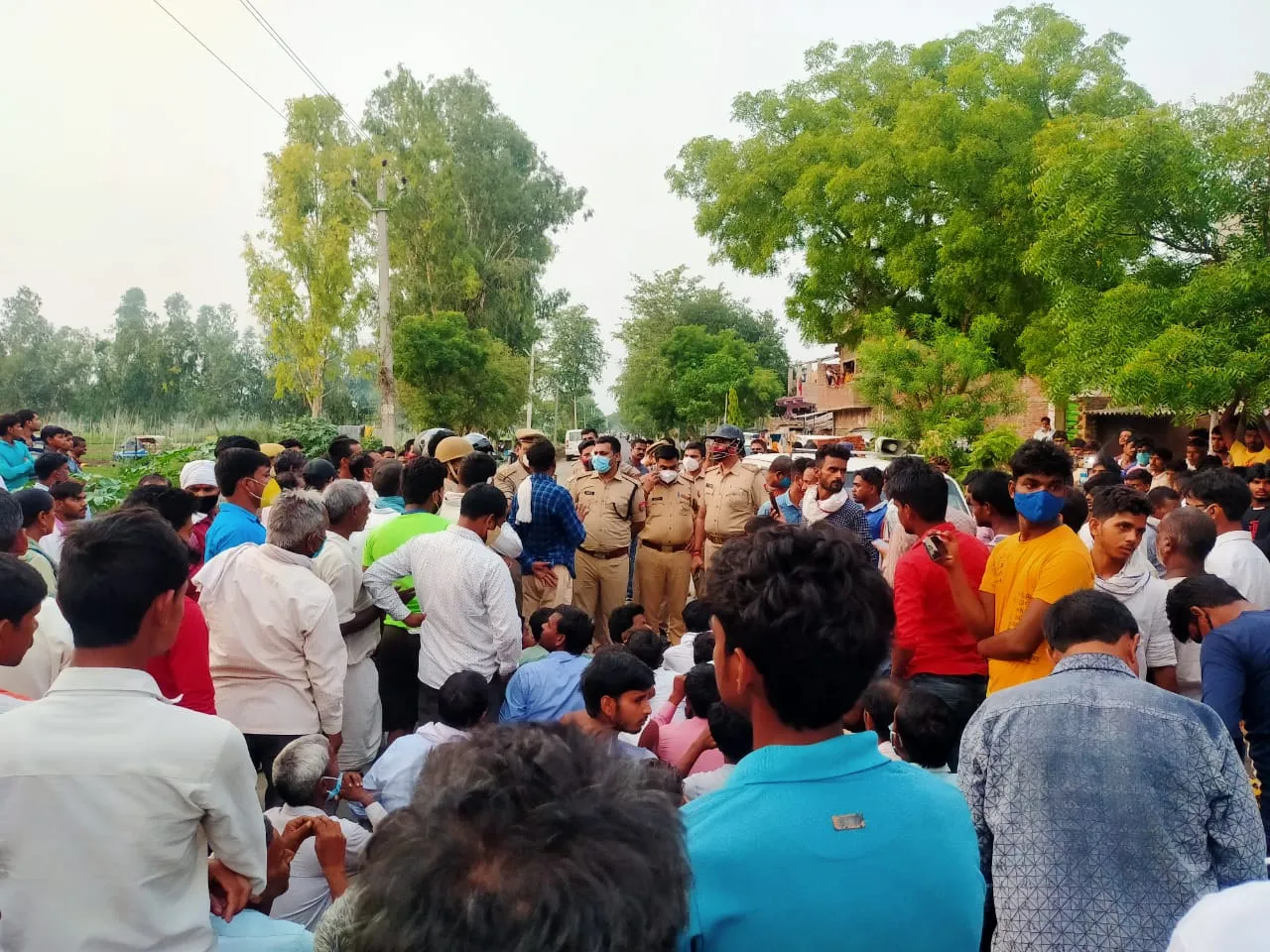 बाराबंकी: धरना दे रहे ग्रामीणों पर पुलिस ने किया लाठी चार्ज, मची भगदड़