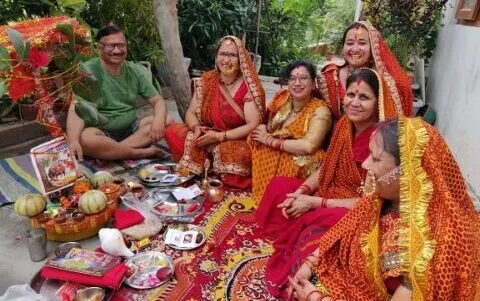 दिनेशपुर: वट वृक्ष पर प्रेम और स्नेह का धागा बांध मांगा अखंड सुहाग