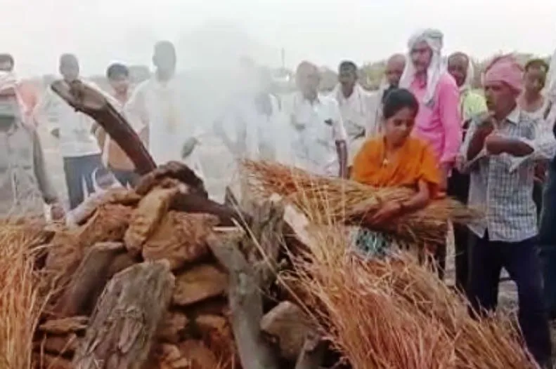 फिरोजाबाद: आंखों में आंसू लिए बेटी ने निभाया बेटे का फर्ज, माता-पिता को दी मुखाग्नि