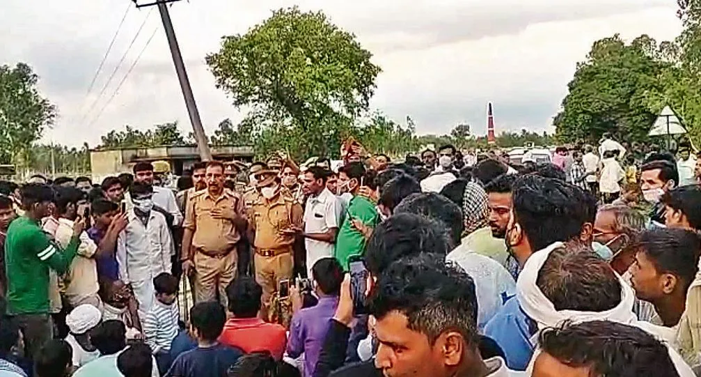 शाही: छात्रा की हत्या से नाराज परिजनों ने शव रखकर लगाया जाम