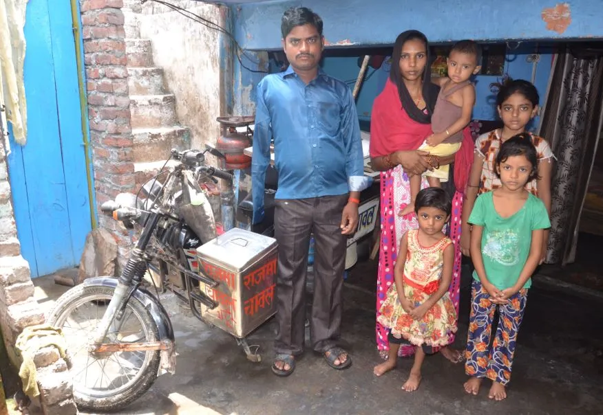 बरेली: हादसे ने छीना हाथ, हौसले ने जिंदगी बना दी आत्मनिर्भर