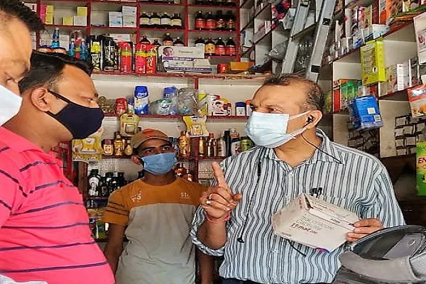 मुरादाबाद : मेडिकल स्टोरों पर अफसरों ने मारे छापे, दवाओं के भंडारण में मिली कमियां