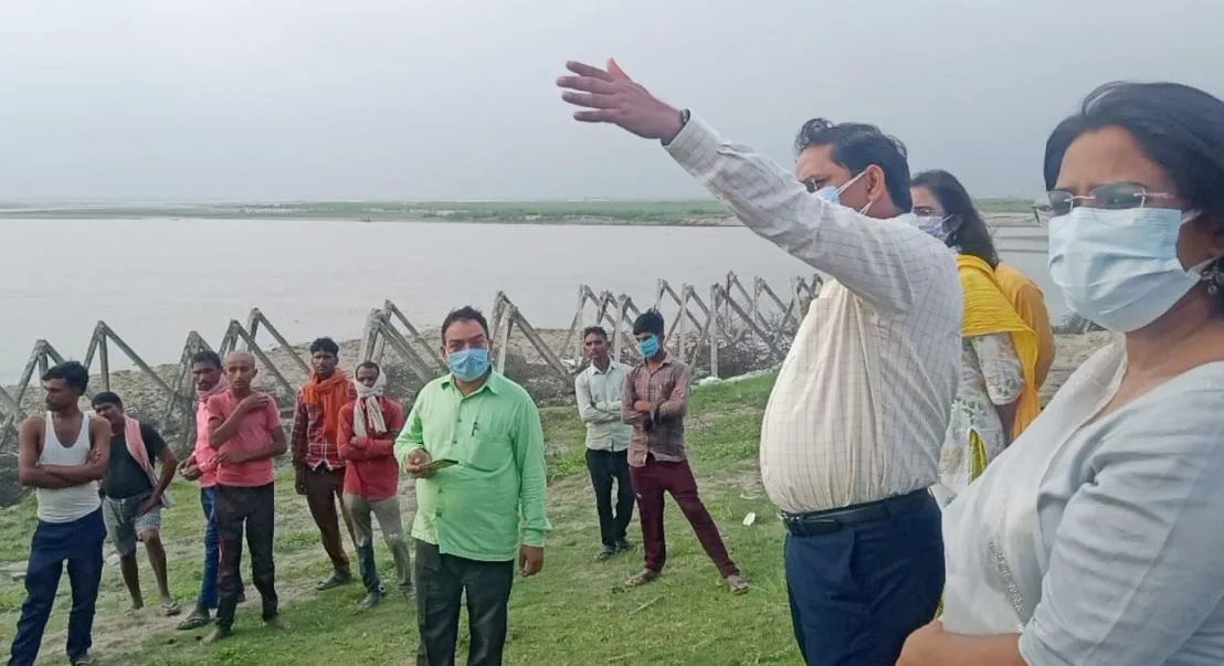 अयोध्या: डीएम ने बाढ़ प्रभावित क्षेत्र का किया निरीक्षण, लोगों को बाढ़ से बचाने को दिए ये निर्देश