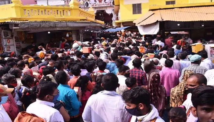 अयोध्या: बड़े मंगल पर हनुमानगढ़ी में उमड़ा श्रद्धालुओं का सैलाब, कोरोना प्रोटोकॉल की उड़ी धज्जियां