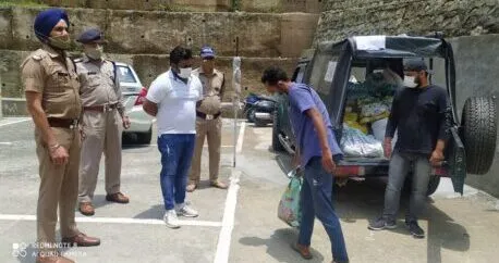 हल्द्वानी: यहां के चौकी इंचार्च ड्यूटी करने के साथ ही दूरस्थ गांवों में पैदल चलकर पहुंचाते हैं ग्रामीणों को मदद