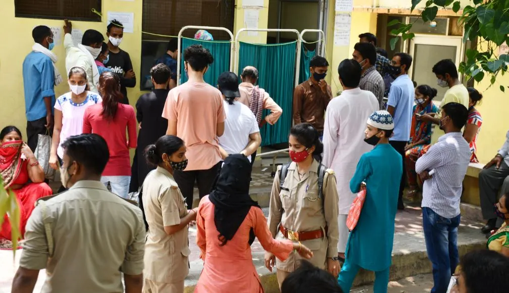 बरेली: वैक्सीनेशन केंद्रों पर उमड़ी भीड़, पुलिस को बुलाया