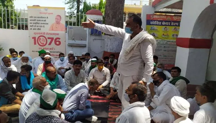 मुजफ्फरनगर: गन्ना भुगतान की मांग को लेकर भाकियू कार्यकर्ताओं ने थाने पर किया प्रदर्शन