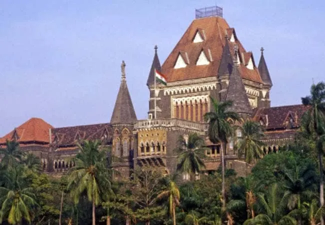 हाई कोर्ट की केंद्र को नसीहत, कोरोना के खिलाफ सर्जिकल स्ट्राइक जैसा रुख अपनाए