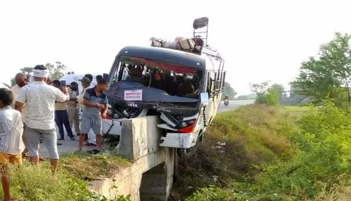 आजमगढ़-जौनपुर मार्ग पर हादसा: तेज रफ्तार प्राइवेट बस रेलिंग से टकराई, 24 से ज्यादा जख्मी