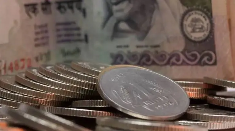 फिर टूटा रुपया: अमेरिकी डॉलर के मुकाबले रुपया 24 पैसे गिरकर 74.10 पर बंद