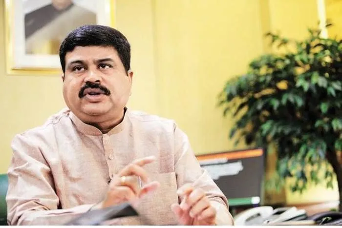 कांग्रेस के प्रदर्शन पर भाजपा का पलटवार, कहा- पहले राजस्थान और महाराष्ट्र में पेट्रोल-डीजल से हटाए टैक्स