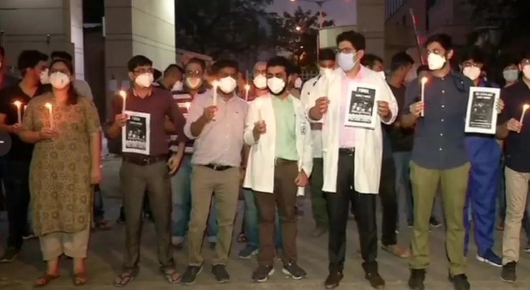 न्याय की गुहार लगाते धरती के भगवान, मध्य प्रदेश के डॉक्टरों के समर्थन में उतरे दिल्ली के डॉक्टर, निकाला कैंडल मार्च