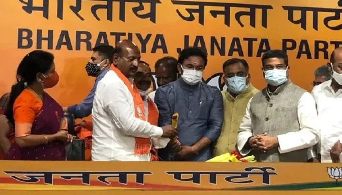 टीआरएस के पूर्व मंत्री राजेंद्र भाजपा में हुए शामिल, दो दिन पहले दिया था इस्तीफा