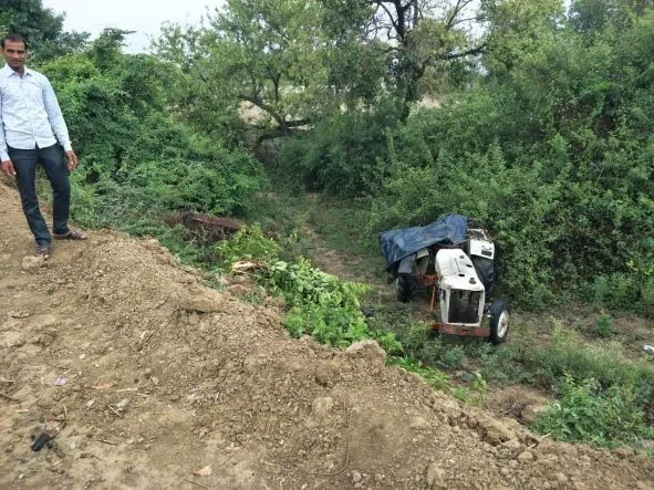 हरदोई: खाई में ट्रैक्टर पलटने से किसान की मौत, पुत्री घायल
