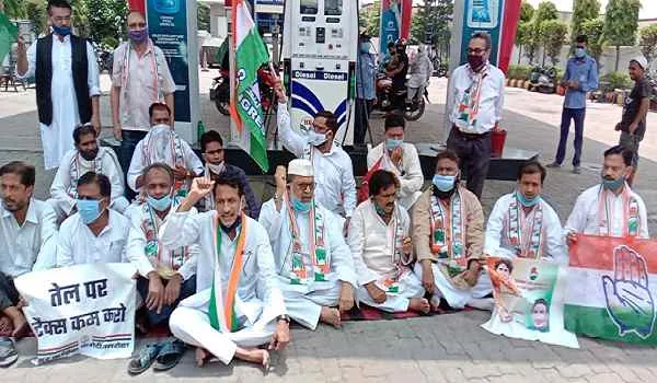 अमरोहा: पेट्रोल और डीजल पर महंगाई के विरोध में कांग्रेसियों ने दिया धरना