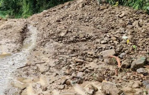 अल्मोड़ा: मलबा आने से धौलछीना दियारी मोटर मार्ग पर यातायात ठप