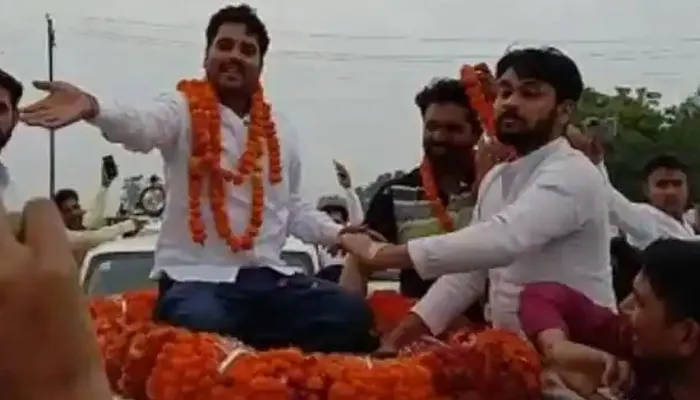इटावा: जेल से बाहर आया सपा नेता विशाल जुलूस निकालते दिखा, 200 लोगों पर दर्ज हुई एफआईआर