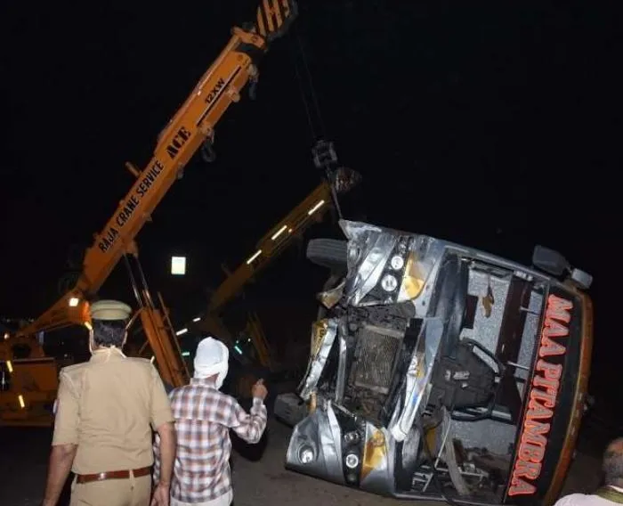 कानपुर: मच गई हर ओर चीख-पुकार, बस-लोडर की टक्कर में 17 की मौत, मोदी ने जताया दुख