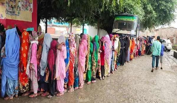 रामपुर:  झमाझम बारिश के बीच मतदाताओं में दिखा जोश, 68 प्रतिशत पड़े वोट