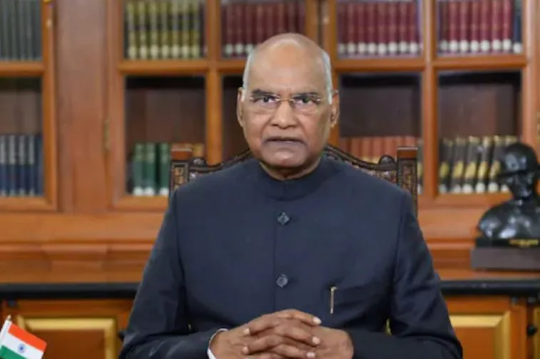 राष्ट्रपति रामनाथ कोविंद पहुंचे लखनऊ, राज्यपाल और CM योगी ने किया स्वागत