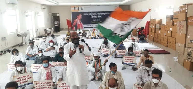 लखनऊ: जहरीली शराब के कारोबार के खिलाफ कांग्रेस ने दिया धरना, योगी सरकार पर लगाए आरोप