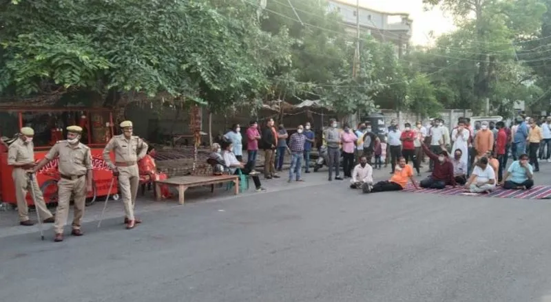 लखनऊ: मूर्ति रखने को लेकर हंगामा, मौके पर पुलिस तैनात