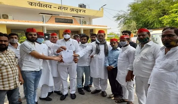 मुरादाबाद: सपाइयों ने की विभिन्न समस्याओं के निस्तारण की मांग, नगर आयुक्त को सौंपा ज्ञापन