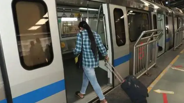 50 फीसदी क्षमता के साथ फिर से दौड़ने लगी दिल्ली मेट्रो