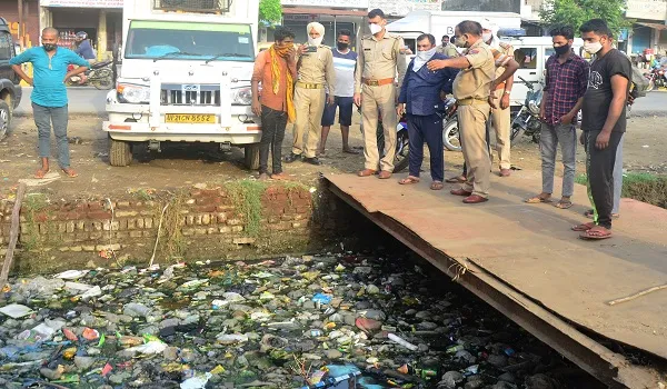 मुरादाबाद: निगम की लापरवाही ने ली फिर एक बच्चे की जान, पतंग उड़ाते समय बजबजा रहे नाले में गया था गिर