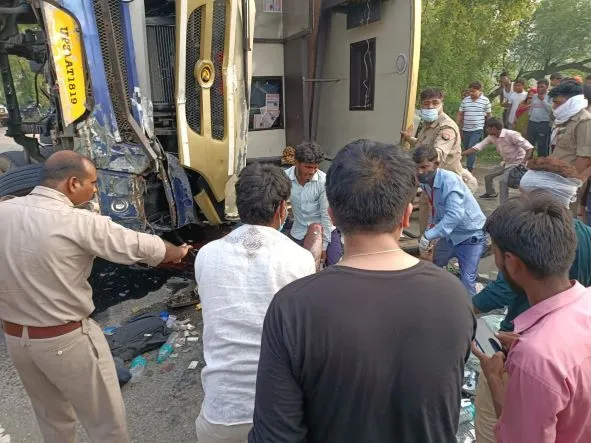 मुरादाबाद: पाकबड़ा में बस पलटने से पांच लोगों की मौत, 15 से ज्यादा लोग घायल