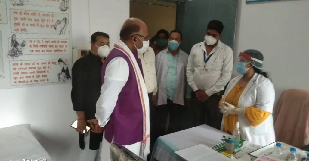 बाराबंकी: पीएचसी का निरीक्षण कर टीकाकरण अभियान की हकीकत परखी