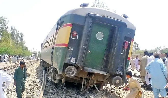 पाकिस्तान में पटरी से उतरी ‘मिल्लत एक्सप्रेस’, अब तक 65 की मौत,100 घायल