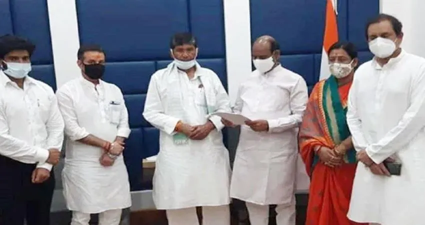चिराग पासवान के खिलाफ एकजुट हुए लोजपा सांसद, पारस को चुना लोकसभा में दल का नेता