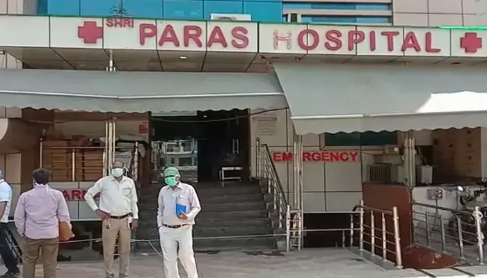 आगरा: राहुल-प्रियंका के ट्वीट के बाद पारस अस्पताल के खिलाफ सड़कों पर उतरे कांग्रेस के नेता