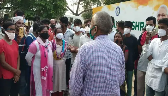 वाराणसी: डीआरडीओ कोविड अस्पताल में कर्मचारियों ने बंद किया काम, आधी सैलरी देने का आरोप