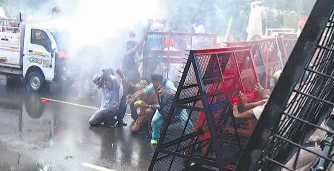 किसान आंदोलन: चंडीगढ़-मोहाली सीमा पर किसानों ने अवरोधकों को तोड़ा, पुलिस ने छोड़ीं पानी की बौछारें