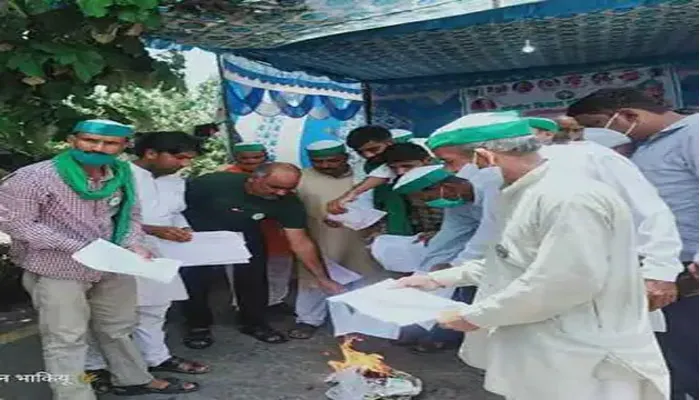 यूपी: भाकियू कार्यकर्ताओं ने टोल पर फूंकी कृषि कानून की प्रतियां, सरकार से की ये मांग