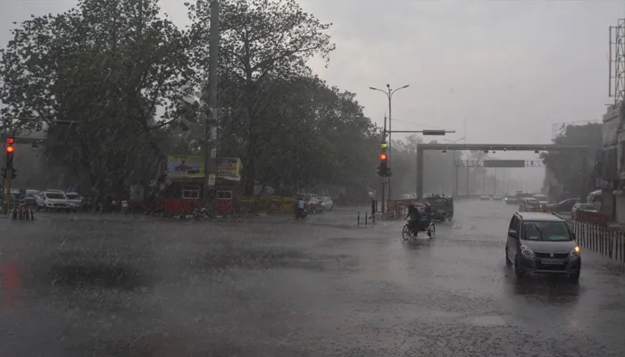 लखनऊ का मौसम बदला, मूसलाधार बारिश ने लोगों को गर्मी से दिलाई राहत