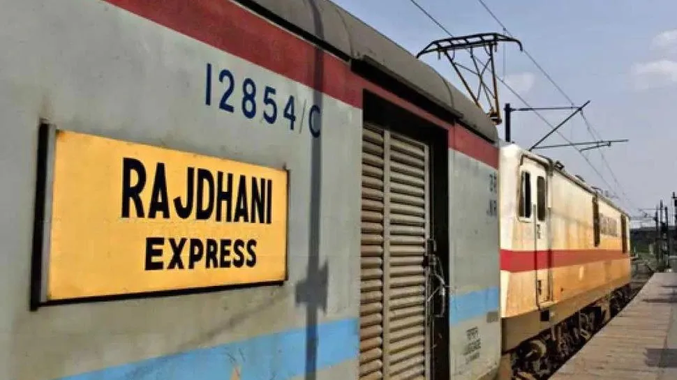 शाहजहांपुर: ड्राइवर ने लगाए इमरजेंसी ब्रेक, पलटने से बची राजधानी एक्सप्रेस