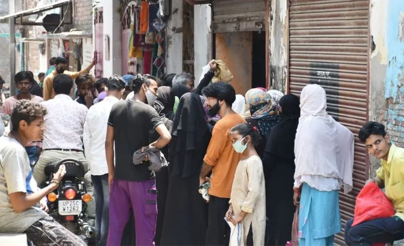 बरेली: मुफ्त राशन लेने को लगीं लंबी-लंबी कतारें, सोशल डिस्टेंसिंग धड़ाम