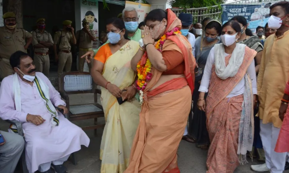 बरेली: भाजपा उम्मीदवार रश्मि पटेल ने छुए सपा नेताओं के पैर, राजनीतिक गरमाहट बढ़ी