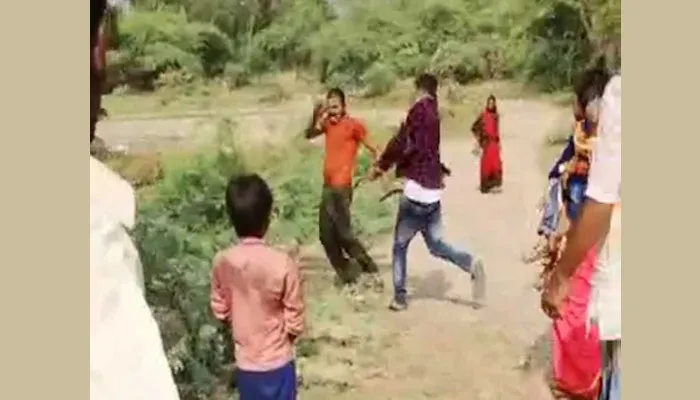 रायबरेली: सपा नेता के बेटे की गुंडई, सरेराह डंडों से पीट-पीट कर युवक को किया लहूलुहान