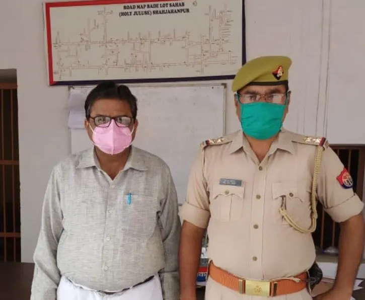 शाहजहांपुर: मरीजों की मजबूरी का फायदा उठाकर महंगी दवा खरीदने को करता था मजबूर, डॉक्टर गिरफ्तार