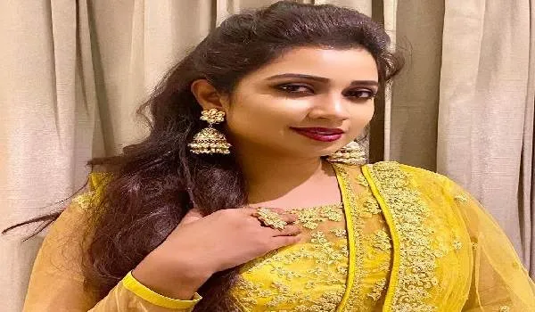 श्रेया घोषाल, कीर्ति कुल्हारी ने कोविड टीके की पहली खुराक लगवाई